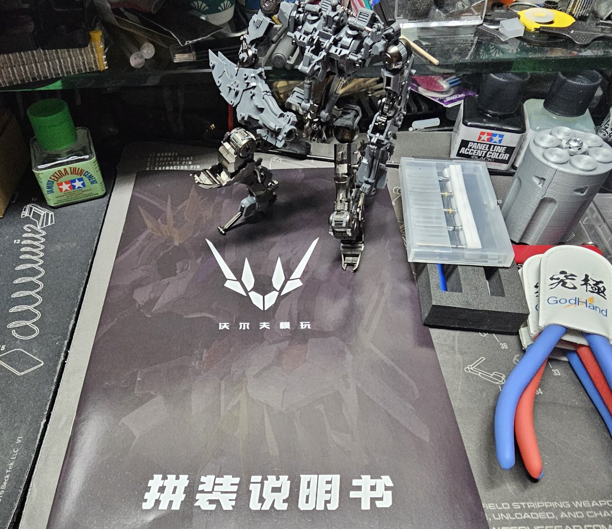 Handcam! Finished Vidar last week, and started building the frame, so lets continue the build of Wolf Technology's Wolf (Barbatos Lupus Rex)!

Stream starts in about half an hour, lets go~
twitch.tv/nephuuuu
#Vtuber #ENVtubers
