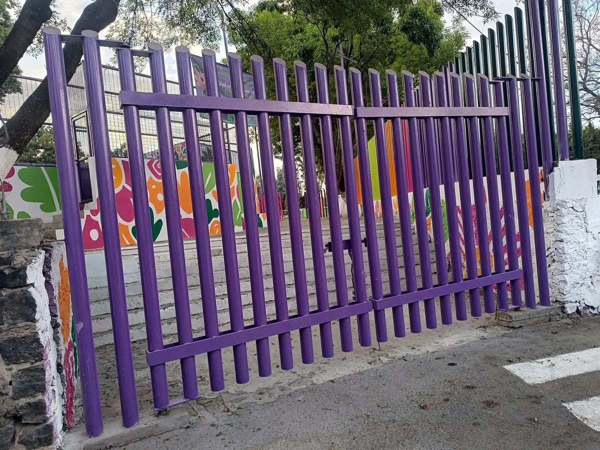 karimdominguez's tweet photo. @ClaraBrugadaM @CamachoCirce @XochimilcoAl "gran inauguración" para dejar cerrado el deportivo, queremos entrar, entonces cuál es su objetivo??? https://t.co/8cukjb19bv