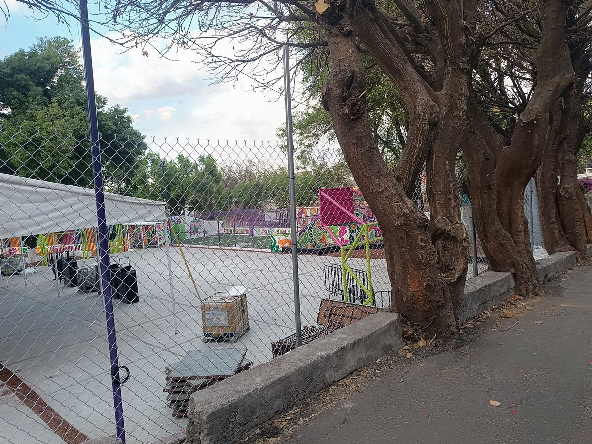 karimdominguez's tweet photo. @ClaraBrugadaM @CamachoCirce @XochimilcoAl "gran inauguración" para dejar cerrado el deportivo, queremos entrar, entonces cuál es su objetivo??? https://t.co/8cukjb19bv