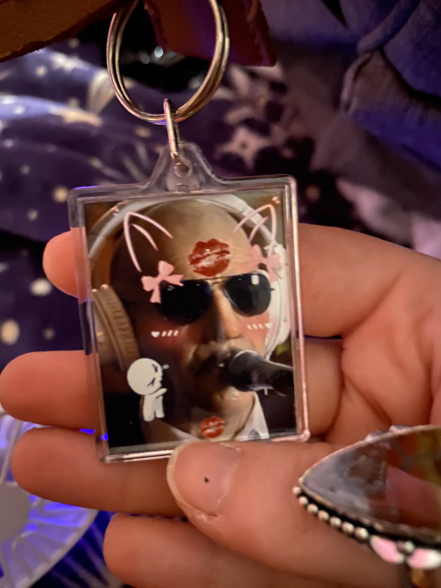 Ash 🧜♂️ Leon Kennedy smoocher 🧟♀️ tweet media