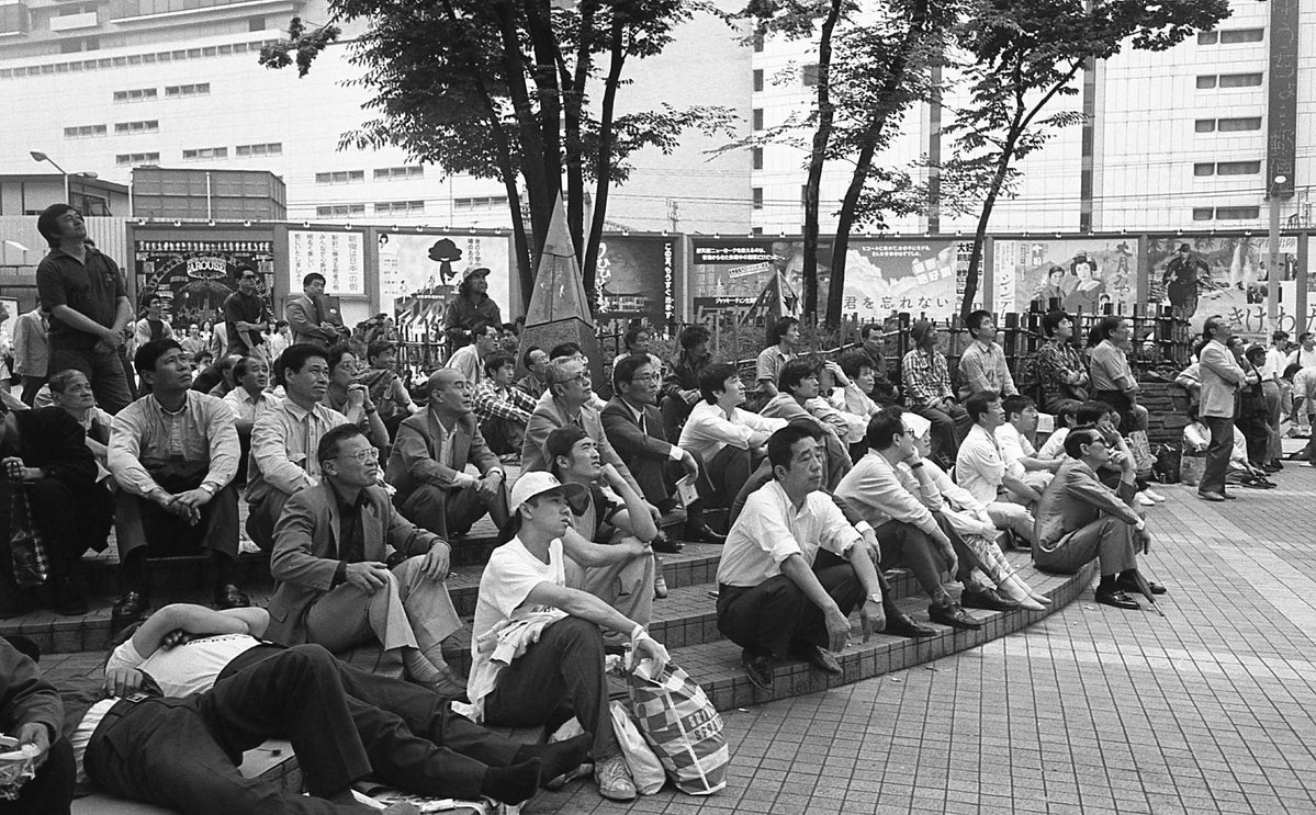 何かを見る人たち」1995年 新宿区新宿駅東口 スタジオアルタ前 撮影主人