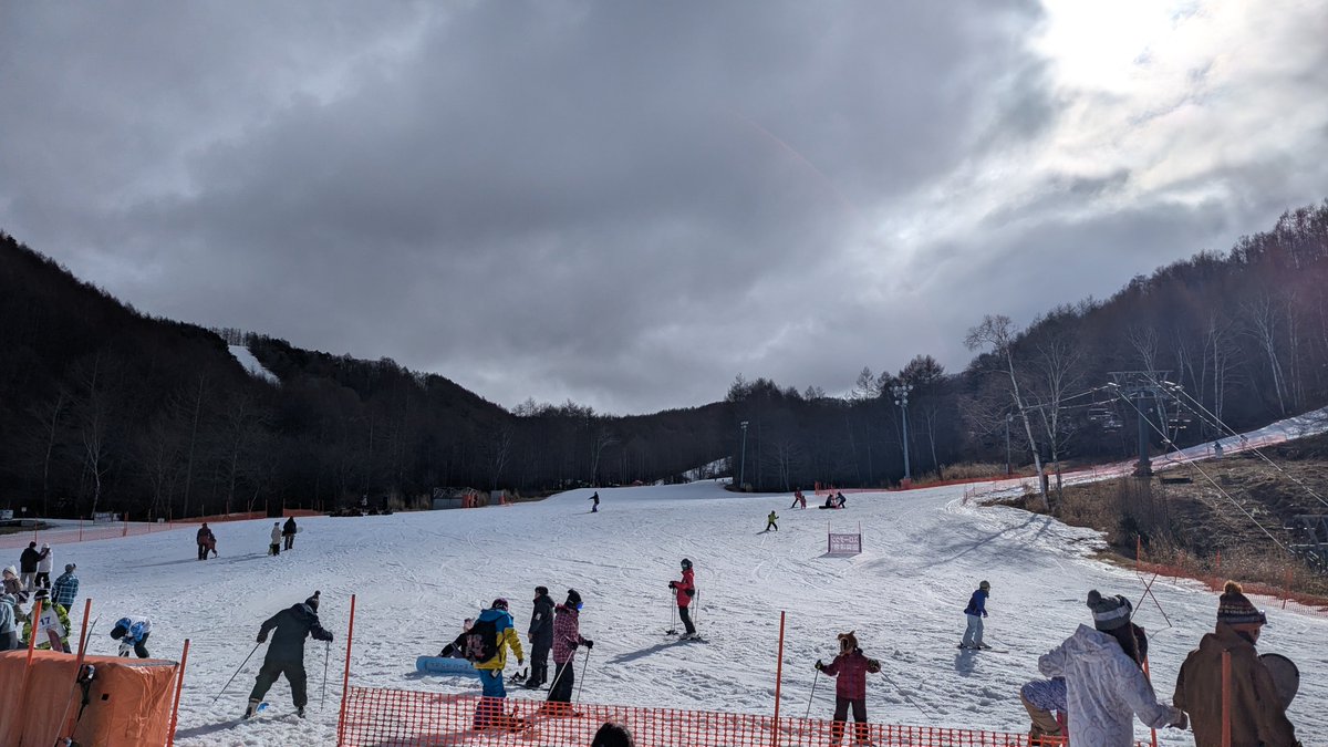 今日ほんとはシャトレーゼ小海の方に行く予定だったんだけどなぜか休業になってしまい野辺山へ
もうなんか、必要最低限の雪しかないね
土混じりになってるし