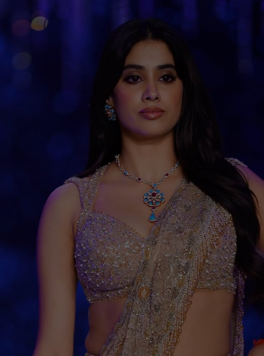 Janhvi Kapoor इस आउटफिट में बेहद खूबसूरत लग रही हैं।
सिंपल लुक, लेकिन स्टाइल और कॉन्फिडेंस कमाल का है। 🔥

वह हर बार अपने फैशन सेंस से अलग पहचान बनाती हैं जाह्नवी कपूर....See more