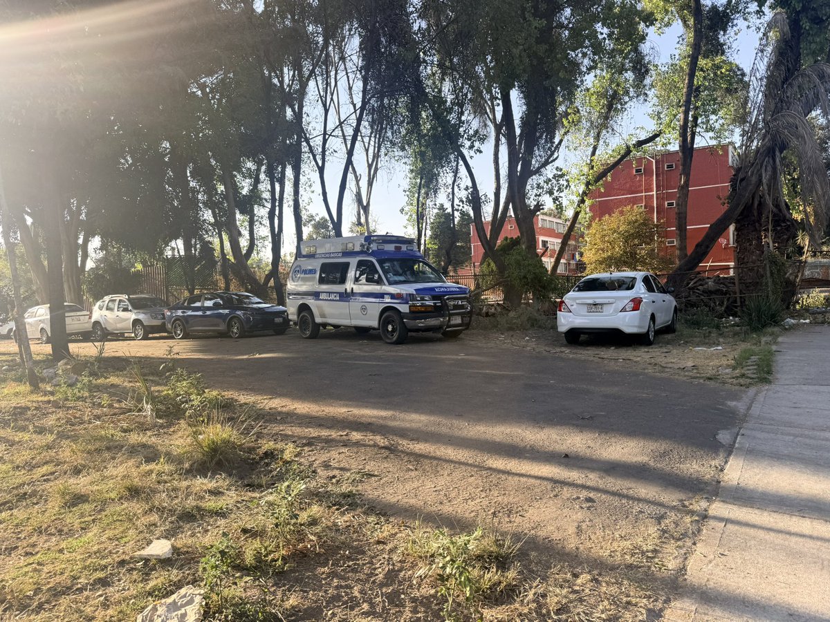 Chatyss's tweet photo. @UCS_GCDMX podría tránsito pasar a multar a estos autos ubicados en calle Toluca centro urbano Juárez entre el Banco Bienestar y multifamiliares Col Roma Sur @AlcCuauhtemocMx #TransitoGCDMX se supone está prohibido estacionarse ahí https://t.co/qwCAc0OjdI