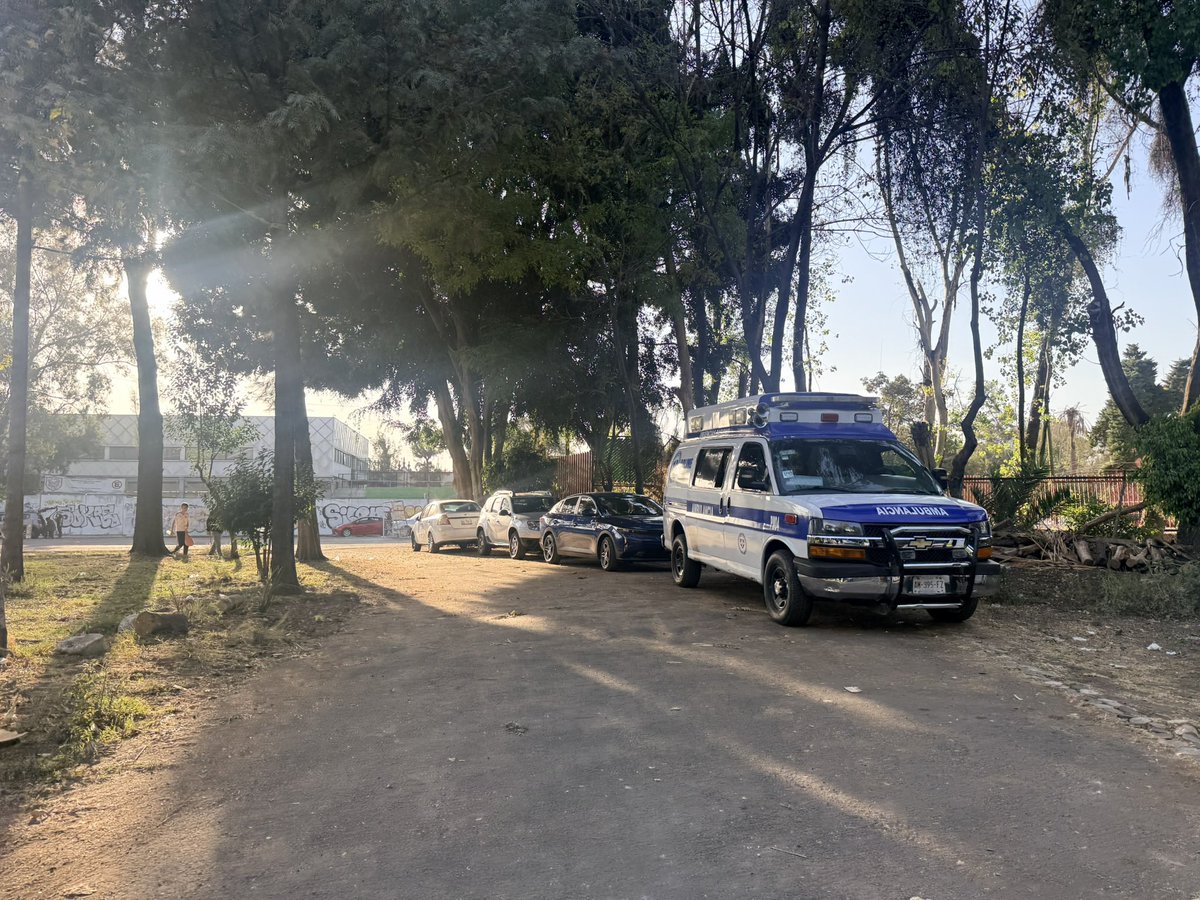 Chatyss's tweet photo. @UCS_GCDMX podría tránsito pasar a multar a estos autos ubicados en calle Toluca centro urbano Juárez entre el Banco Bienestar y multifamiliares Col Roma Sur @AlcCuauhtemocMx #TransitoGCDMX se supone está prohibido estacionarse ahí https://t.co/qwCAc0OjdI