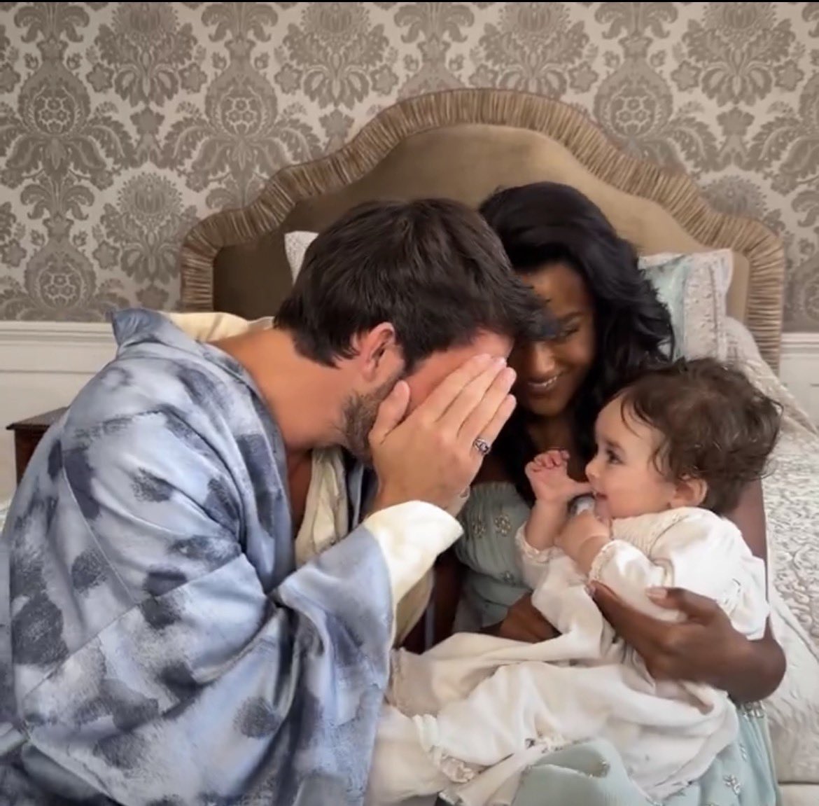 ELE BRINCANDO COM BEBÊ EDMUND MEU DEUS EU SOU APAIXONADA DEMAIS