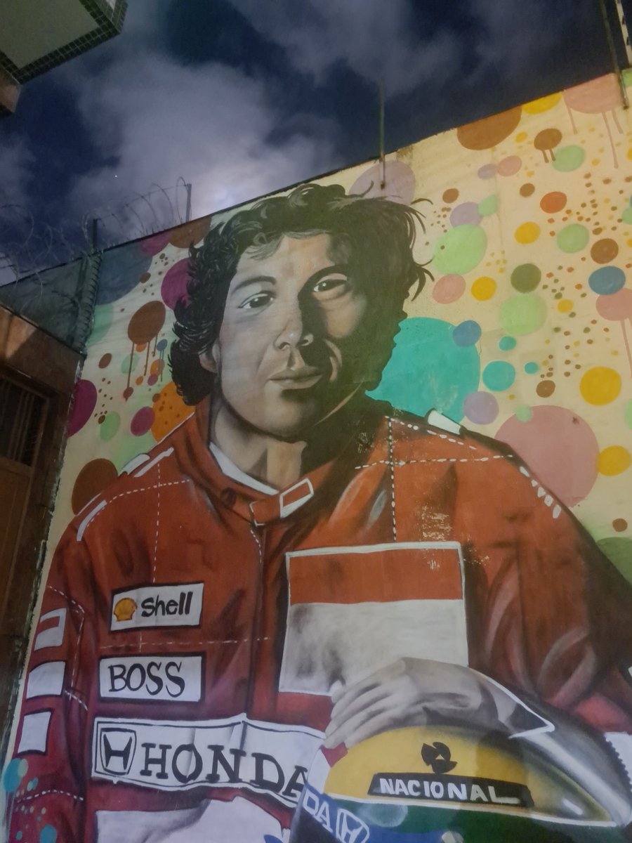com todo respeito ao artista, mas oq carakhos aconteceu com esse Ayrton Senna?????