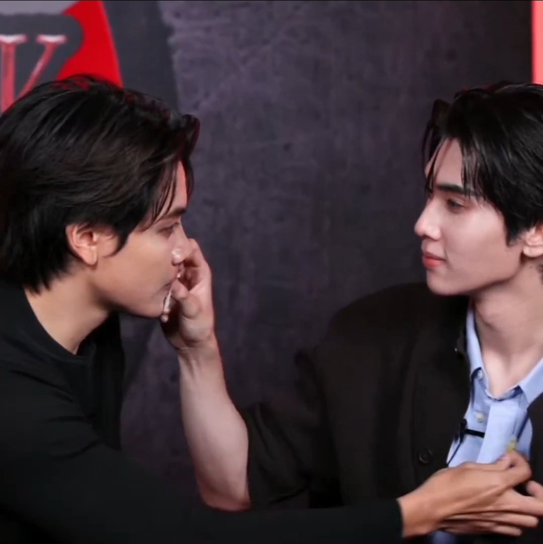 "Put the sticker where you want to kiss the person most."

🌻: puts on his lips
🌞: puts on his heart 

😭😭😭😭😭😭😭😭😭😭😭😭

#ร้านลับกับจุงดังSpecial 
#JoongDunk