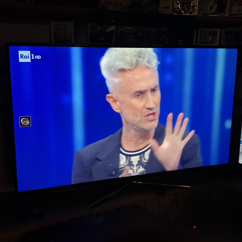 __SSam_77's tweet photo. Questo depensante del "professore" Schettini è andato a fare il discorso più qualunquista della storia di Sanremo: la droga, parlate ai giovani, costruitevi una bella vita.

Ma poi la critica dell'effetto dei social ai giovani quando lui è il primo bruciato,
top 1 falliti https://t.co/PZQAgT6JB9