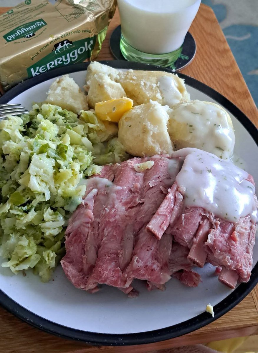 ☘️ Absolutely beautiful, boiled bacon ribs, potatoes, cabbage and a little white sauce. Bacon Ribs are called bodice in some parts of Ireland. Very tasty indeed 😋☘️💚🇮🇪

#Traditional #Irish #Food #Ireland
