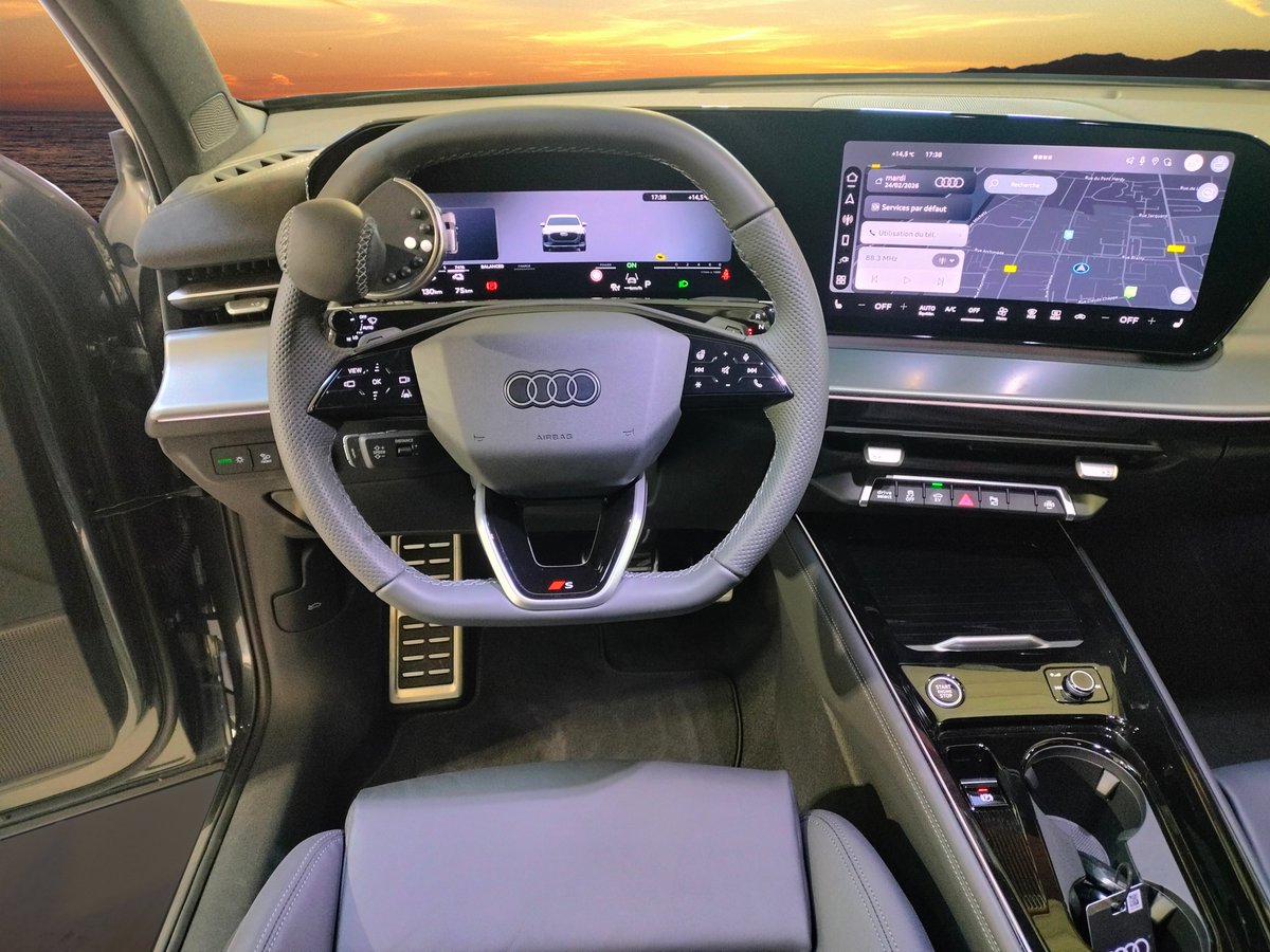 Fahren mit einer Hand am Steuer
Dieser neue Audi Q3 ist mit einem PICADO Drehknauf ausgestattet für einen Fahrer der seine rechte Hand nicht mehr benutzen kann. Er kann die Blinker, Scheibenwischer, Wascher, Abblendlicht/Fernlicht, Hupe usw... steuern ohne das Lenkrad