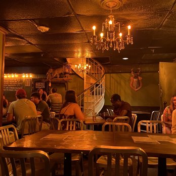 Sadarriel's tweet image. When the sun goes down, Five Points turns UP 🍸🔥 Whether you’re bar hopping or dancing till close, this is Columbia’s nightlife HQ.
#FivePointsLife #ColumbiaNightlife #SodaCity #ColaSC #GamecockNation #BestOfCola #SCBars