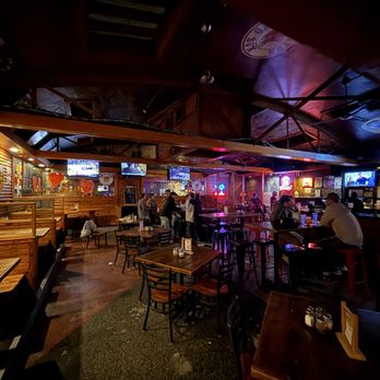 Sadarriel's tweet image. When the sun goes down, Five Points turns UP 🍸🔥 Whether you’re bar hopping or dancing till close, this is Columbia’s nightlife HQ.
#FivePointsLife #ColumbiaNightlife #SodaCity #ColaSC #GamecockNation #BestOfCola #SCBars