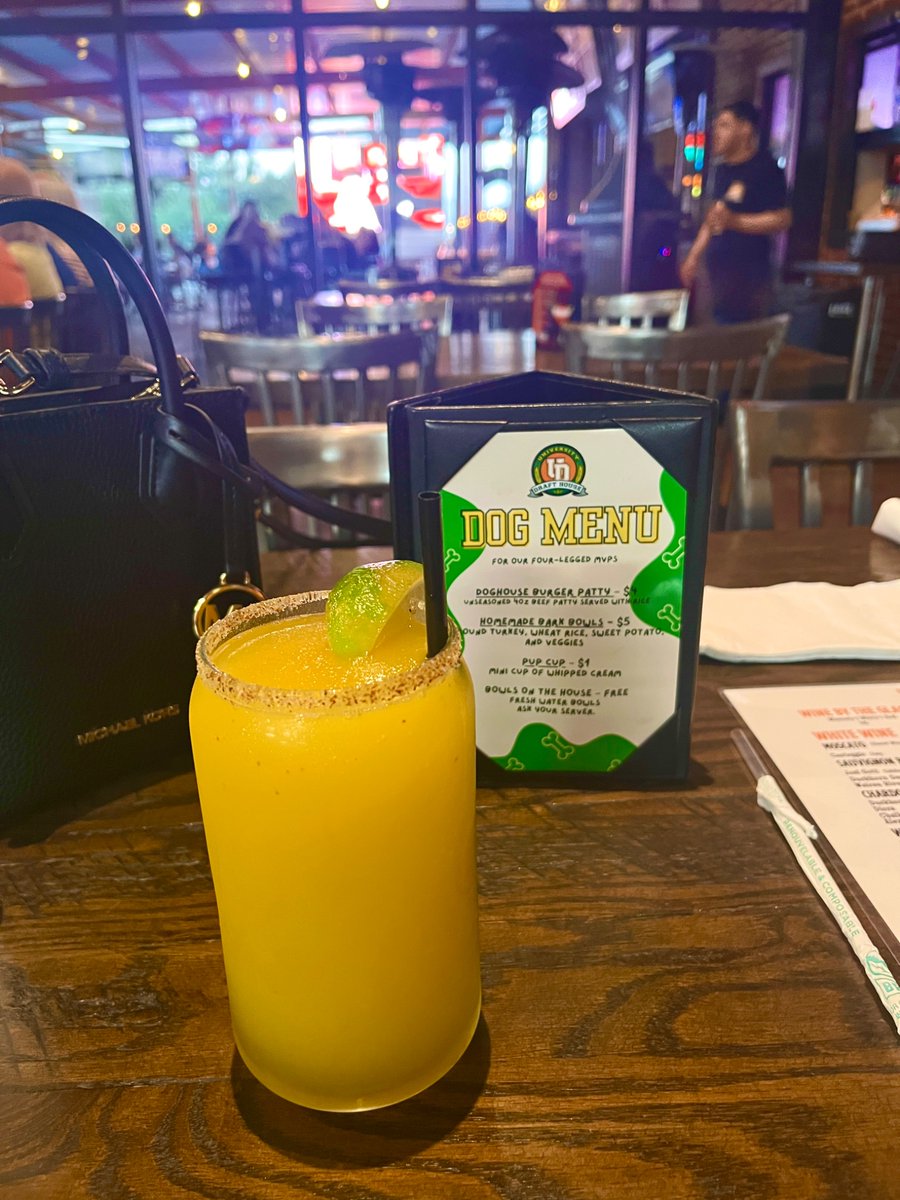 TxbeachRn's tweet image. It’s Happy Hour #Friday! Cheers! 🍻 🥂🍹🍸 🥭 #margarita time