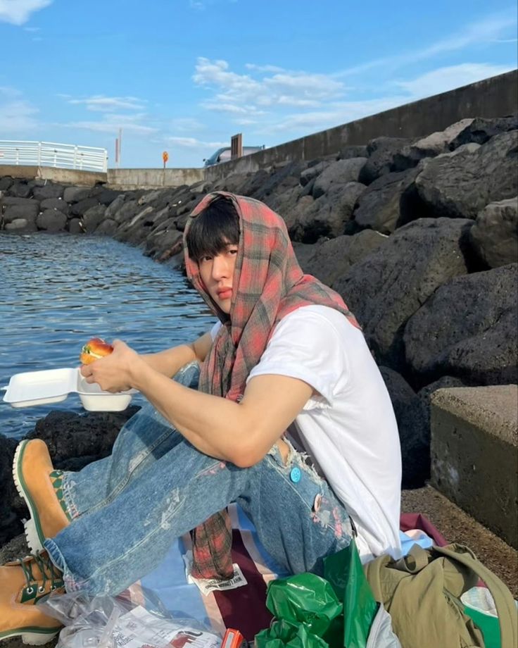 morning *mengunyah krebi peti* udah pada dijilat spongebob belum? yang belum segera antri, konon katanya jilatannya bisa bikin sukses dua dunia