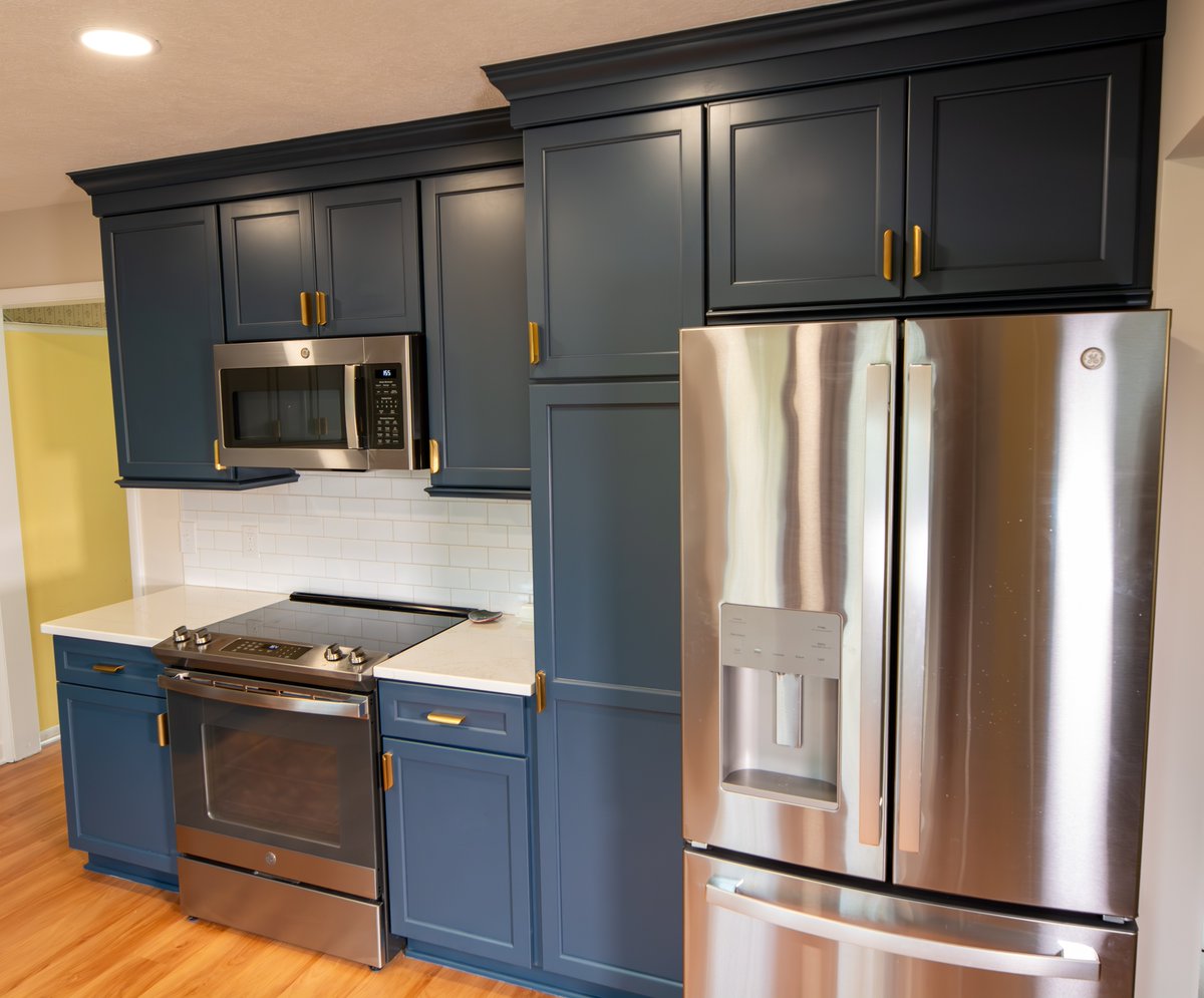 Bold color brings big personality to this compact kitchen 💙 Dark blue cabinets paired with gold fixtures and hardware create a dramatic, sophisticated look ✨

What’s your dream kitchen color scheme? Let’s design it together—schedule an appointment with our team today!