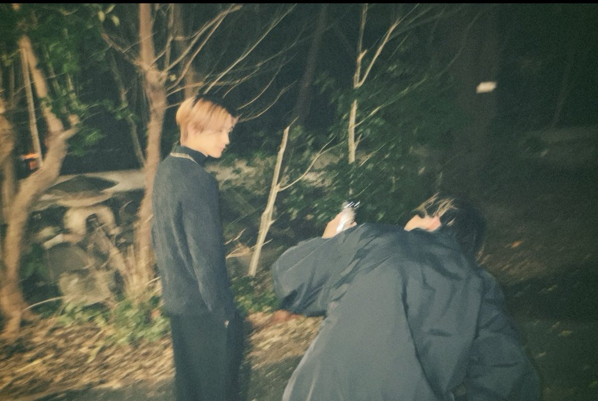 片手スタイルで写真撮ってるのめろいんだが… 華奢なのに手おっきくて