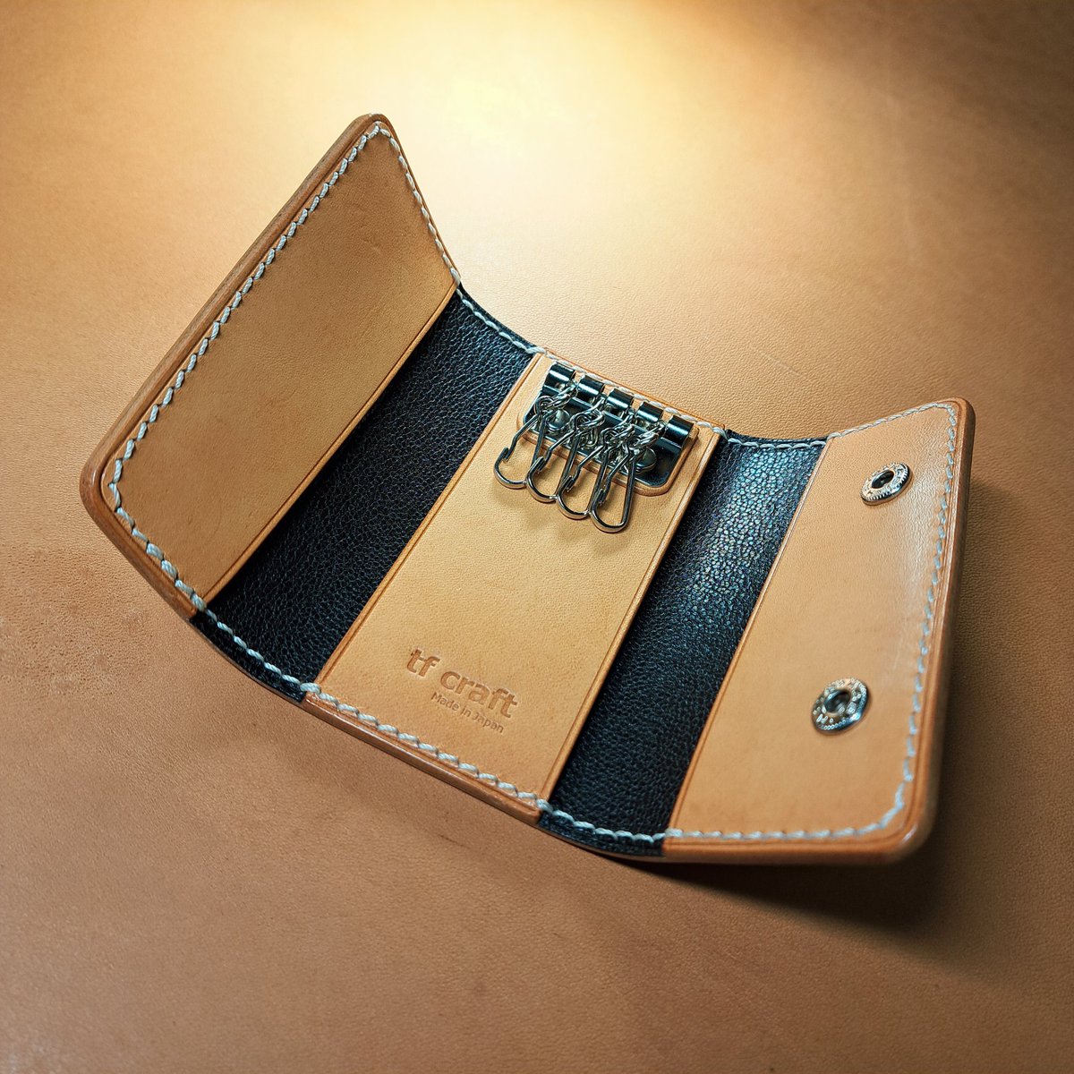 tf_craft's tweet photo. key case

タンニン鞣しのイタリアンレザーで製作したキーケース。
カラーはナチュラル。
経年で色濃く変化していきます。
裏地にはゴートレザーをあてて上品に仕上げてあります。

#レザークラフト
#レザーハンドメイド
#ハンドメイド小物
#手縫い
#キーケース https://t.co/PBWUbH71ws