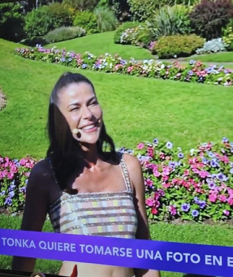 Tonka tomandose una foto en el reloj de flores de Viña y una foto despues #Vina2026  ya no hay reloj jajajjaa. Con respeto jeje #onlyvina <a href="/Mega/">Mega</a>
