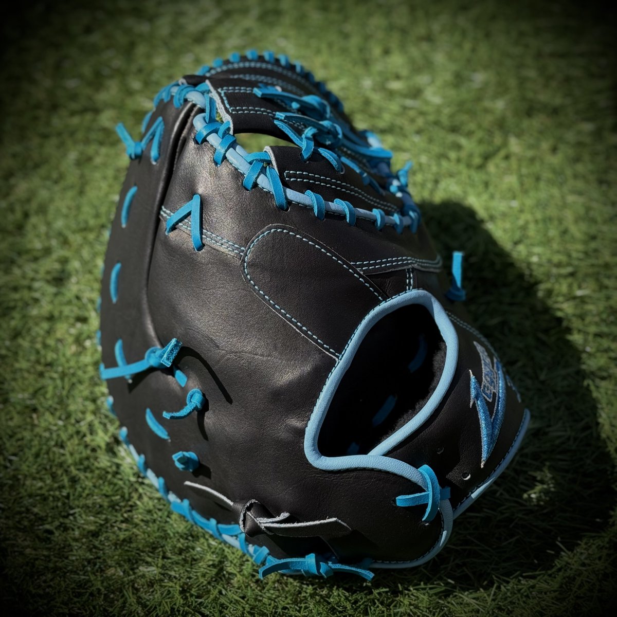 leggera_taka's tweet photo. LE-03
First Mitt
コンパクト。
それでも、包める。
捕球を最優先にした設計。
──
ブラック
レースも
ヘリも
ステッチも
スカイブルーで統一。
──
FA-0002 Black × Sky Blue Lace
Sky Blue Binding
Tokyo / Y.T
#leggera
#juteru_leather
#finishairshire
#customglove
#baseballglove https://t.co/qQZAVx2L36
