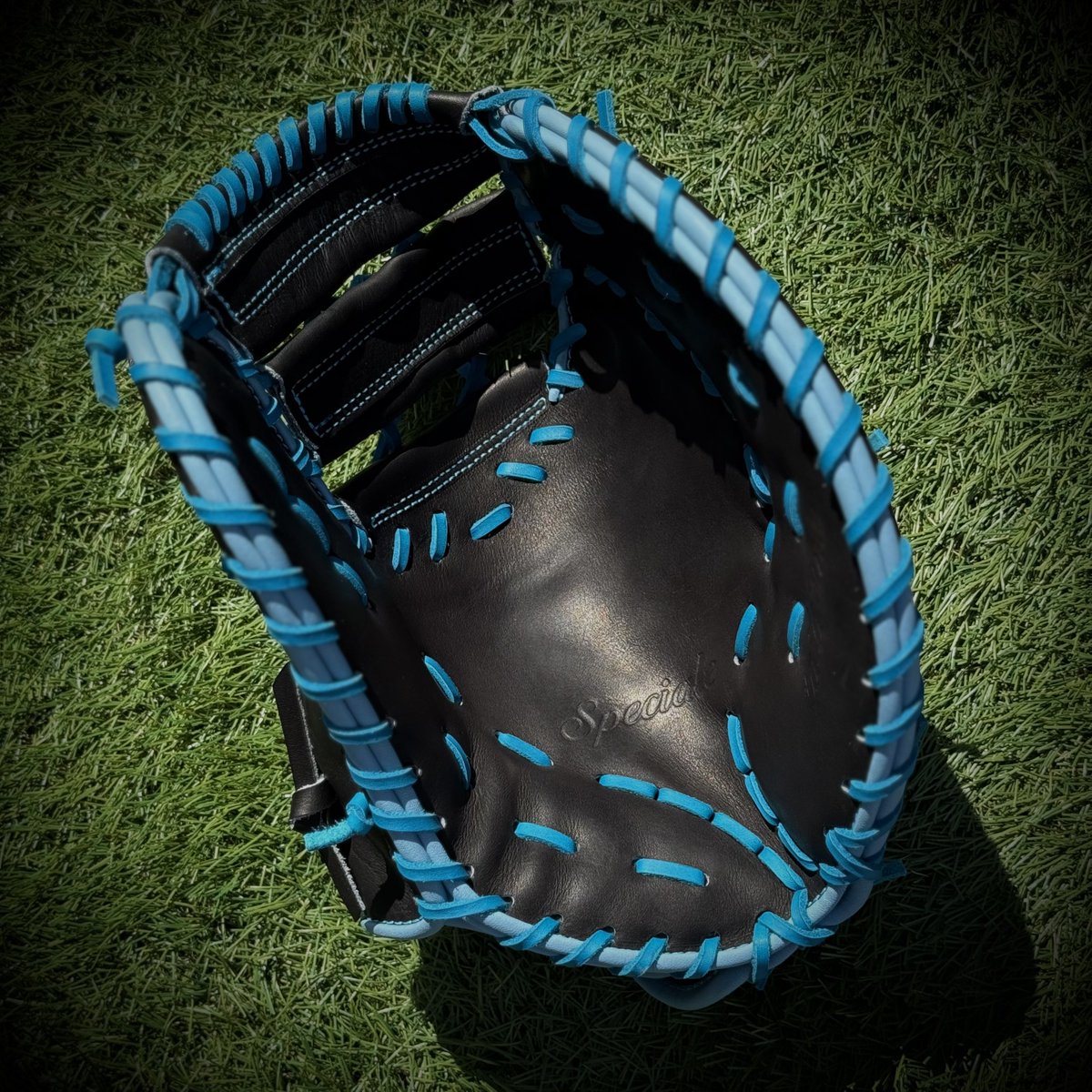 leggera_taka's tweet photo. LE-03
First Mitt
コンパクト。
それでも、包める。
捕球を最優先にした設計。
──
ブラック
レースも
ヘリも
ステッチも
スカイブルーで統一。
──
FA-0002 Black × Sky Blue Lace
Sky Blue Binding
Tokyo / Y.T
#leggera
#juteru_leather
#finishairshire
#customglove
#baseballglove https://t.co/qQZAVx2L36