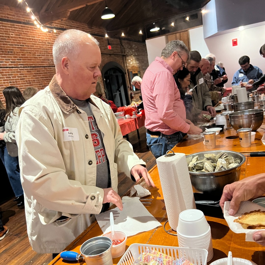NCStateAlumni's tweet photo. The Pack that shucks together, sticks together. 🦪🐺

We’re back on the coast for one of our favorite traditions, and we’re shell-ebrating a new era — tonight marks Chancellor Howell’s first time at the Beaufort County Oyster Roast as our leader of the Pack. 👏 #HowlBack https://t.co/zIwoI1iD5m