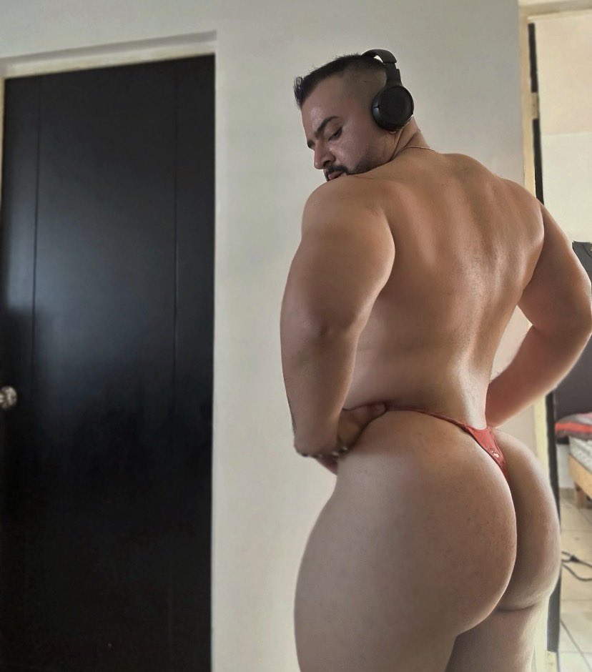 musclbottoms's tweet photo. Happy Birthday 🎂🥳  BIG 🍑 ROBY 🥰 @robocop2702 - we wish you and your thicc culo a wonderful day baby ❤️❤️❤️❤️ #robyass #bigbroby #bottom #musclebottoms #booty #pussy #hungrybottom #powerbottom #gaybottom https://t.co/tJHIaOrShr