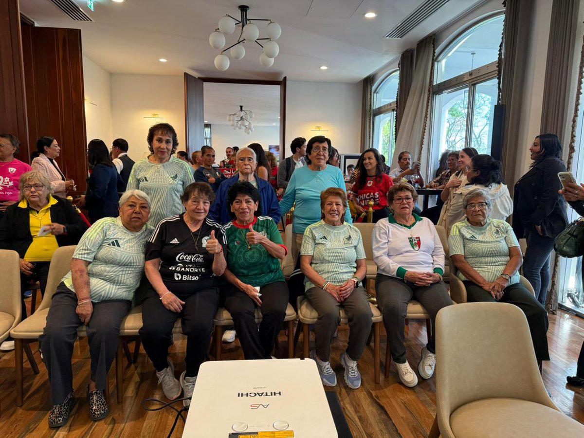 UKinMexico's tweet photo. ⚽️ ¡Vivimos un momento histórico! Logramos un reencuentro entre las pioneras del futbol femenil, las jugadoras del mundial de 1971. Más de cinco décadas después, parte del equipo británico se reunió con el equipo mexicano, para revivir entrañables momentos. #FootballIsOurLanguage https://t.co/cUeEdZpBA1