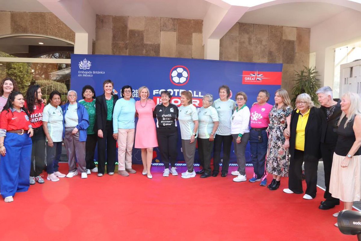 UKinMexico's tweet photo. ⚽️ ¡Vivimos un momento histórico! Logramos un reencuentro entre las pioneras del futbol femenil, las jugadoras del mundial de 1971. Más de cinco décadas después, parte del equipo británico se reunió con el equipo mexicano, para revivir entrañables momentos. #FootballIsOurLanguage https://t.co/cUeEdZpBA1