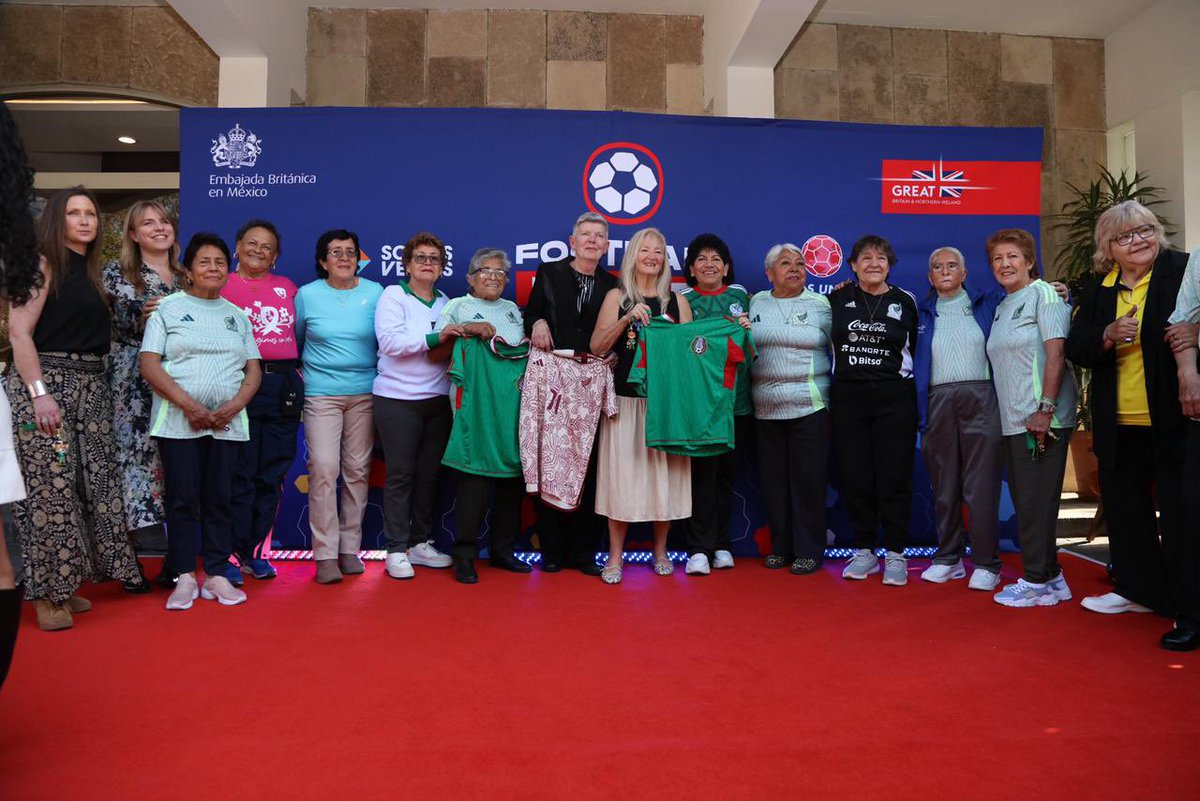 UKinMexico's tweet photo. ⚽️ ¡Vivimos un momento histórico! Logramos un reencuentro entre las pioneras del futbol femenil, las jugadoras del mundial de 1971. Más de cinco décadas después, parte del equipo británico se reunió con el equipo mexicano, para revivir entrañables momentos. #FootballIsOurLanguage https://t.co/cUeEdZpBA1