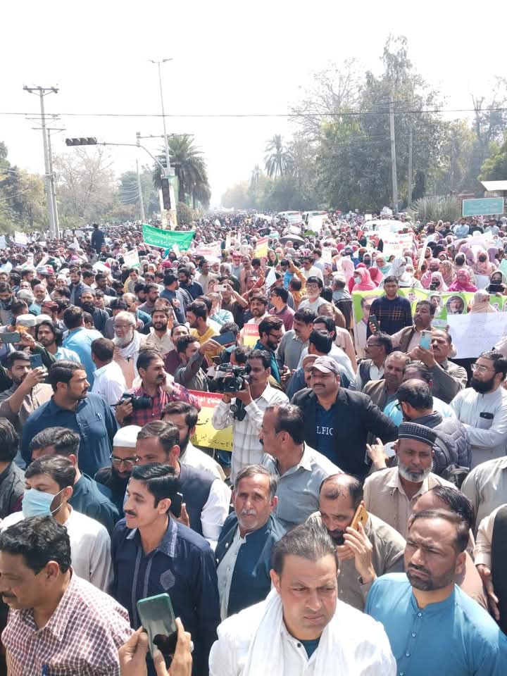 AUKhan2u's tweet photo. پنجاب میں خوشحالی کے دعوے آسمان کو چھو رہے ہیں مگر زمین پر کھڑا ملازم اب بھی اپنے حق کے لیے سڑک پر ہے۔ اگر واقعی دودھ اور شہد کی نہریں بہہ رہی ہیں تو تنخواہ دار طبقہ پیاسا کیوں ہے؟ یہ تضاد خود گواہی دے رہا ہے کہ مسئلہ وسائل کا نہیں، تقسیم کا ہے https://t.co/SWj2AO5T1u