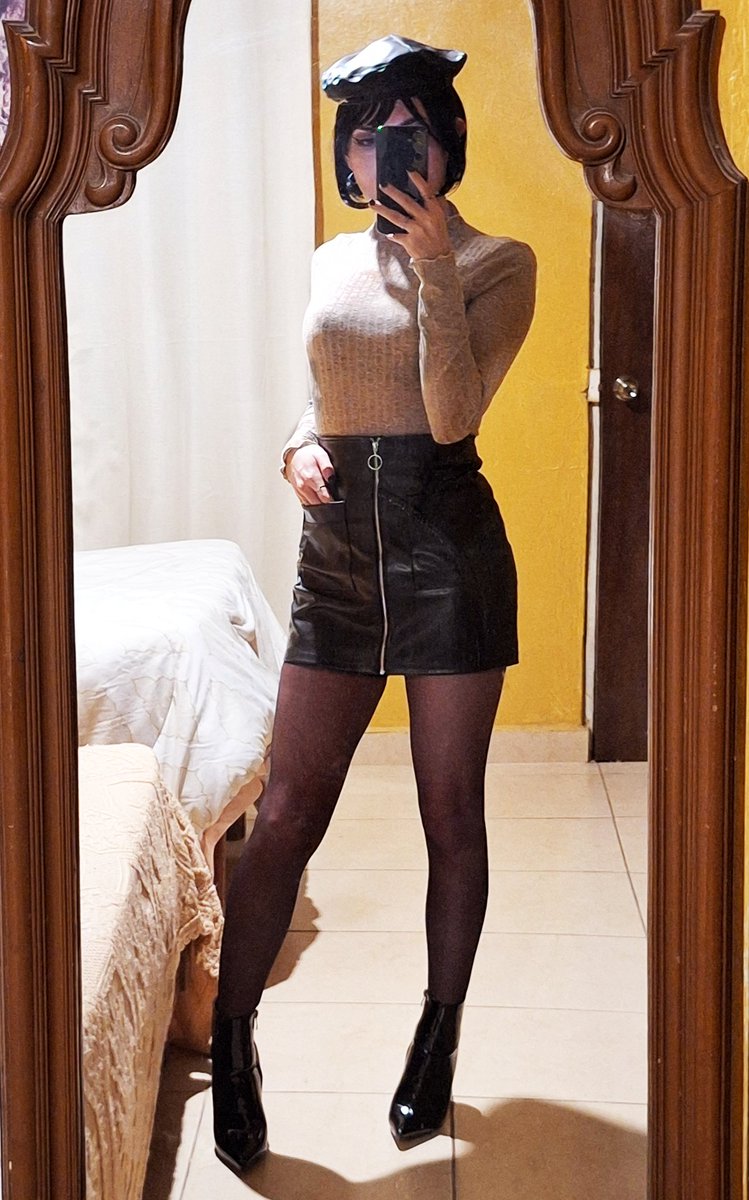 RubyScarletC's tweet photo. Regresando con otro outfit!
Tenía tiempo queriendo tener una falda y boina como estas y ya pude estrenarlas. Espero que el cabello así de corto me vaya bien también. 😛
Y no sé si fue la manera en la que me maquillé pero siento que me veo un poco madura.😆 https://t.co/KdwW6sF0lR