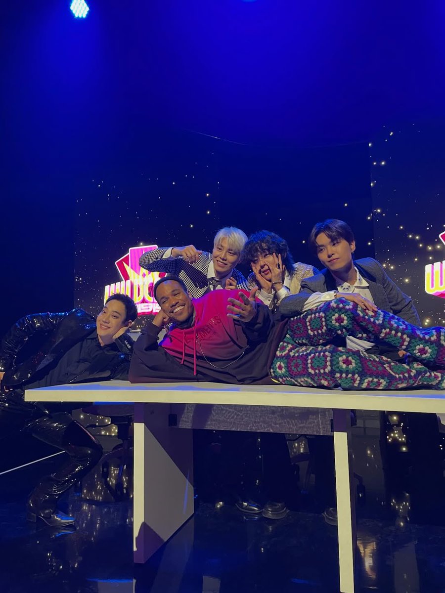 [Spoiler] Parte del staff de la película K-pops!, donde The Rose hace un cameo, compartió una fotito detras de escena! ✨

*Actualmente la película solo se está proyectando en diferentes festivales de cines

<a href="/TheRose_0803/">더로즈_The Rose</a> <a href="/kpopsmovie/">K-POPS!</a> #TheRose 

Cr: emi_not_emmy