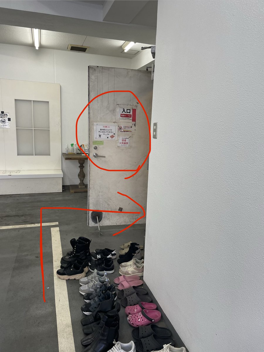 【途中入場される参加者様へ】
会場入り口は、ビルの駐車場です。
駐車場に入ってすぐのドアから地下まで降りてください。
スタジオ入り口にてスタッフが受付をいたします。