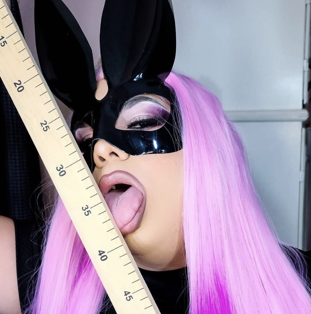 A Mexican-American drag queen and makeup artist named Axl Omar Palacios from Hidalgo, Texas has been federally charged for allegedly dealing over 115 pounds of trafficked Mexican drugs. dailywire.com/news/drag-quee…