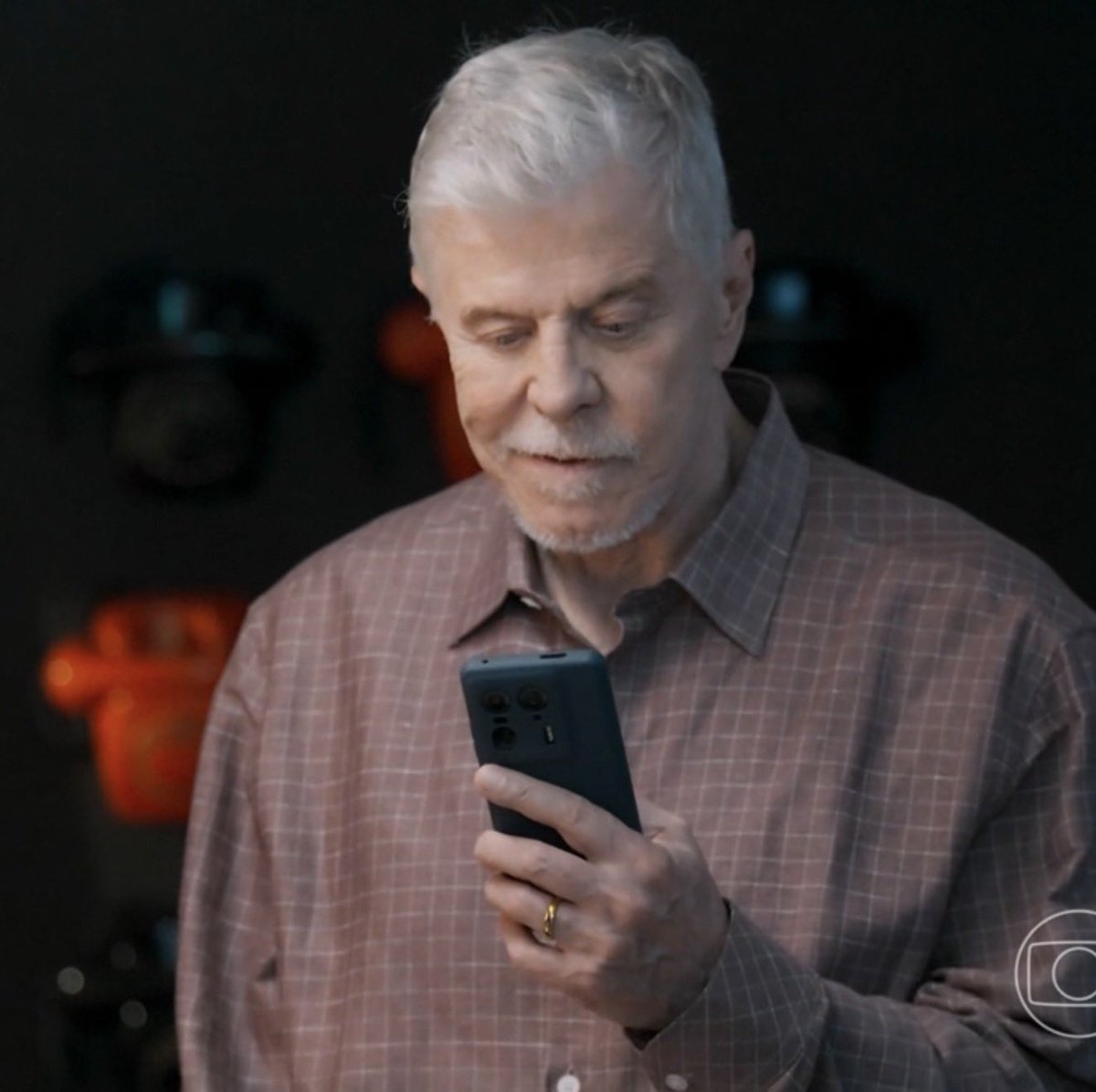 Lá vem a Vanessa Lopes de Três Graças falando da estátua. #TrêsGraças