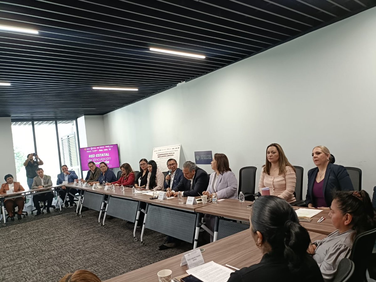 Con la instalación de la Red Estatal de Vinculación Laboral de Puebla. fortalecemos la coordinación entre gobierno, sector empresarial, sindicatos, universidades y sociedad civil.
Impulsamos más oportunidades de empleo formal y atendemos las necesidades del sector productivo.