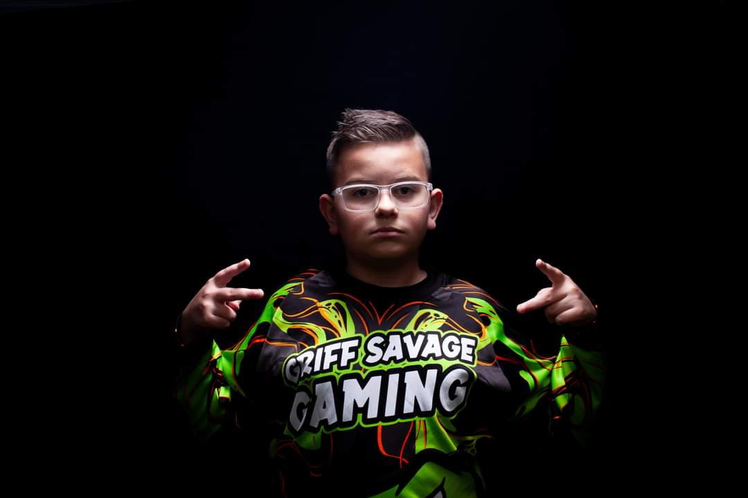 GriffSavageInc's tweet photo. We are Live on @kick come thru let's have a good time. Playing @Fortnite and opening up new @WWE @Topps Universe cards. So excited.  Come by!! 

https://t.co/4TZWWlXGu7 

@CharAlsman @StakeEddie #toppsTradingCards #WWEUniverse https://t.co/vCC95fTxyf