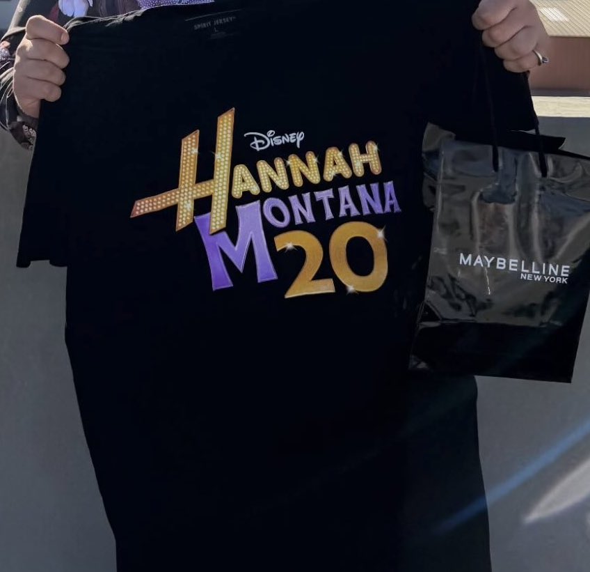 mileyworld_jp's tweet photo. #NM20 の収録は無事に終了!
お土産かわいい〜🥺🥺💜💛
ファンは口を揃えて「人生最高の日」「人生が激変した」と感想を述べています!
何があったの〜😭💕
#ハンナ・モンタナ https://t.co/VGnoDzvEkb
