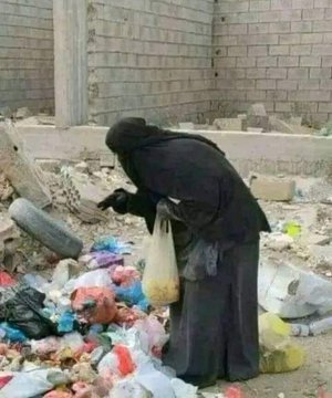 بين الركام وأكياس النسيان
​في اليمن، لم تعد الحرب مجرد أصوات انفجارات، بل أصبحت صمتاً قاتلاً يطحن أمعاء الجياع. هنا، تخلت العزة عن مكانها رغماً عنها، لتقف امرأة وقور وسط أكوام القمامة، تبحث بين المخلفات عن "بقايا حياة" تسد بها رمق أطفال ينتظرون خلف جدرانٍ متصدعة