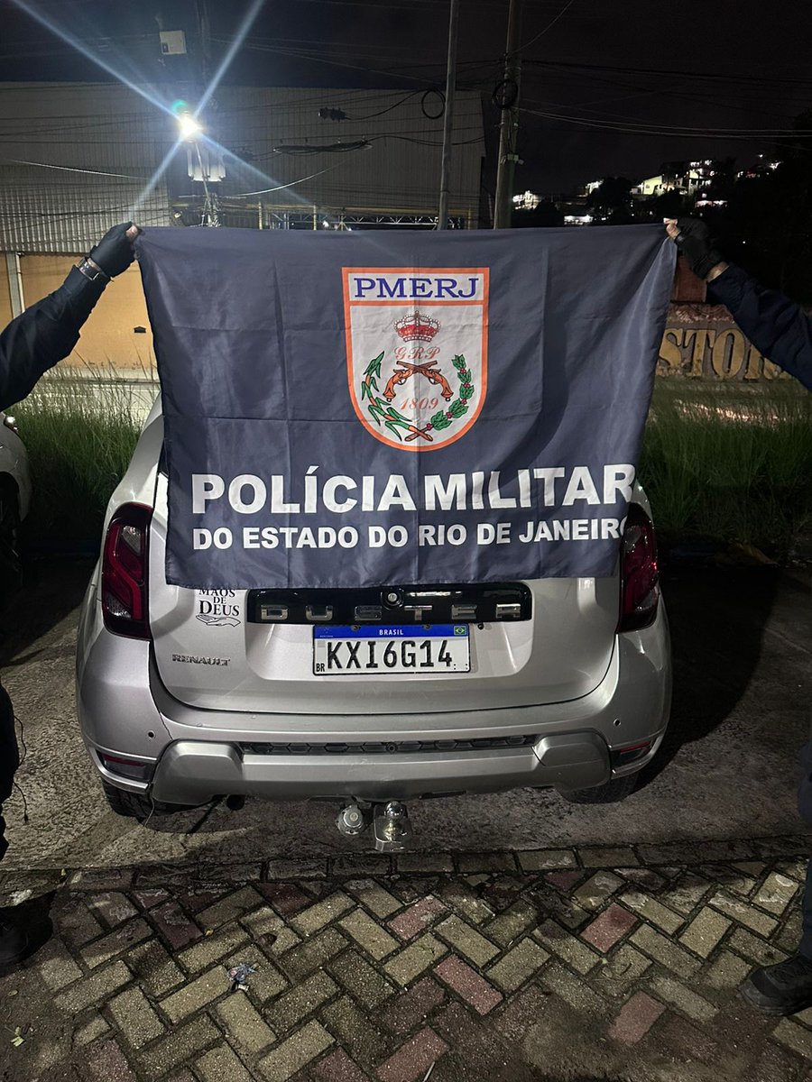 📍Comunidade do Feijão, São Gonçalo.

Policiais do #1BPM prenderam um criminoso em flagrante, nesta sexta (27), durante cerco tático realizado no bairro Paraíso. Na ação, uma pistola, drogas e um veículo foram apreendidos.