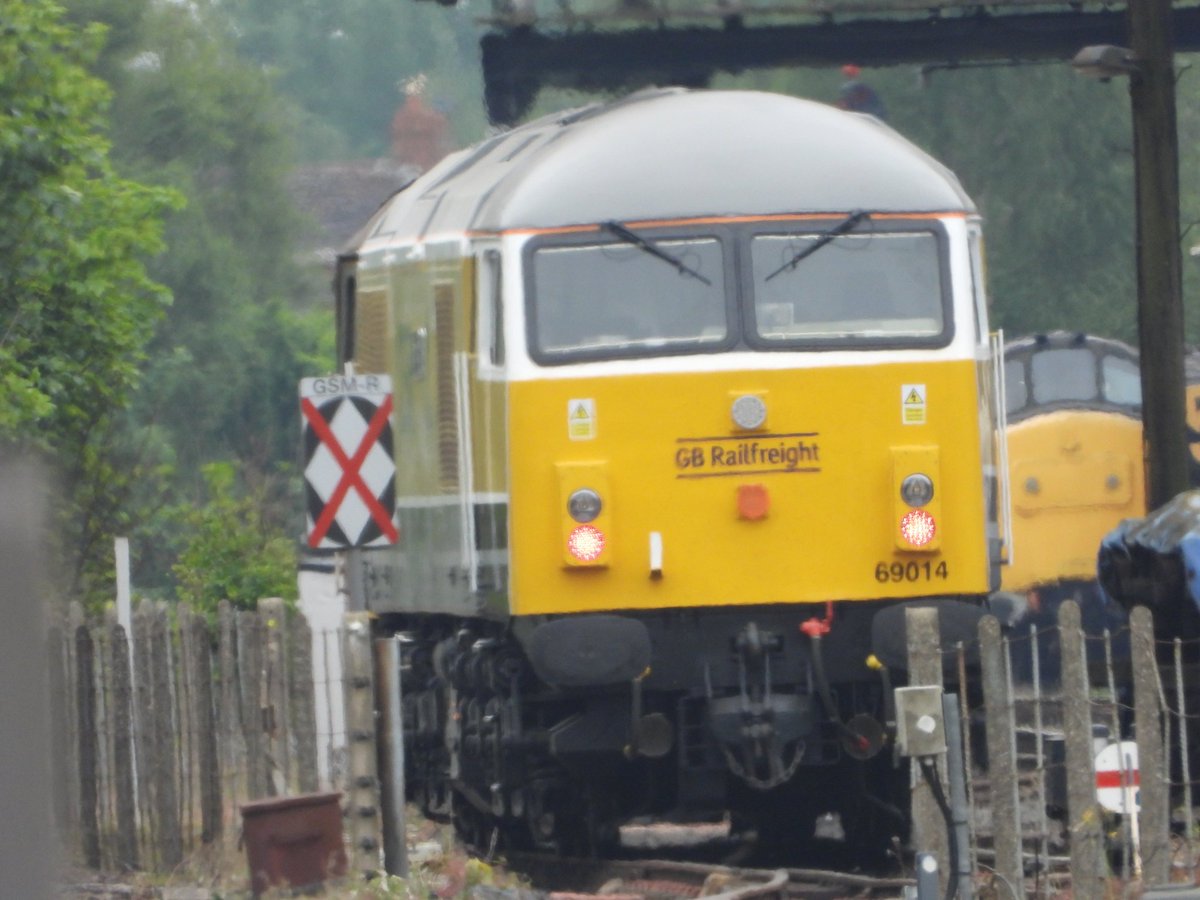 DanSpotter86's tweet photo. Heres a shot of what was the Brand New Livery GBRFs Class 69014 seen here in the Longport EMD Livery with 37263 in the back during the Spring Deisel Gala on 17/05/25. #Class69 #Class37 #Svr #severnvalleyrailway #Deiselgala #Spring2025 #Spring https://t.co/3gXBoY2ezH