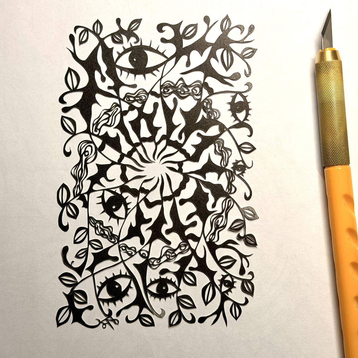 kaikyak's tweet photo. スマホケースに入れる切り絵を作りました。オリジナルのデザインです😊　切りすぎてボンドで留めたとこも。。
#切り絵 https://t.co/Jsjqt6W9Yl
