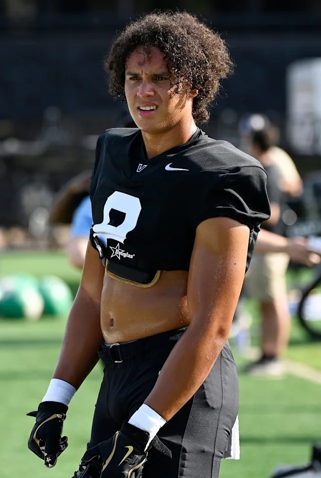 PolymarketBlitz's tweet image. Only two TE’s had a +40 inch vert and +12-inch broad jump since 2003.

1) Eli Stowers (2026) 
2) Kenyon Sadiq (2026)

Two of the most athletic TE’s in combine history. Sports