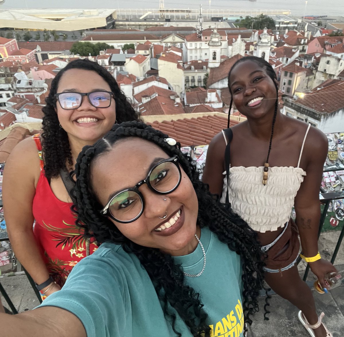 nmdsnt's tweet photo. amo que éramos três adolescentes aqui que, jamais imaginariam que estariam cada vez mais juntas depois de adultas e ainda fariam uma eurotrip de amigas sozinhas e com 30 anos 🥹❤️😭 https://t.co/RJl2VNVT9E