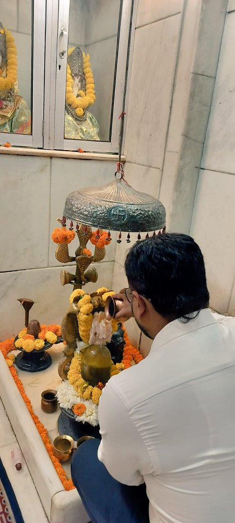 मुक्ति कहीं जाने से नहीं मिलती..
मुक्ति कोइ भविष्य की अवस्था नहीं, एक समझ है..
जबतलक हम मानते हैं कि कुछ पाना बाकि है, बंधन बना रहता है..
वेदांत की दृष्टि से देखें तो मुक्ति का अर्थ संसार छोड़ना नहीं अपितु गलत पहचान छोड़ना है..
शरीर रहेगा, विचार आएंगे, भावनाएं उठेंगी..
पर भीतर