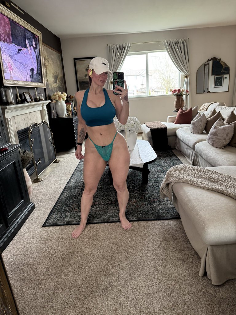 Casssy_18's tweet photo. Workout is done f
Weight
training then cardio. I'm wiped out and sweating, red faced but happy I crushed it today https://t.co/iFZ0rBPwQT