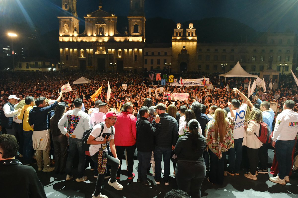 IvanCepedaCast's tweet photo. ¡GRACIAS, BOGOTÁ! 
Llenamos la Plaza de Bolívar https://t.co/E9ZpYuuISn