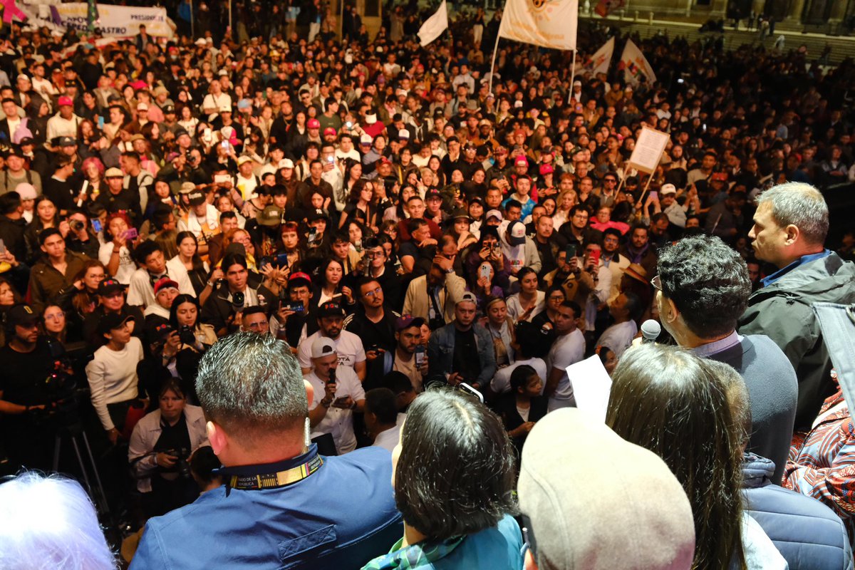IvanCepedaCast's tweet photo. ¡GRACIAS, BOGOTÁ! 
Llenamos la Plaza de Bolívar https://t.co/E9ZpYuuISn