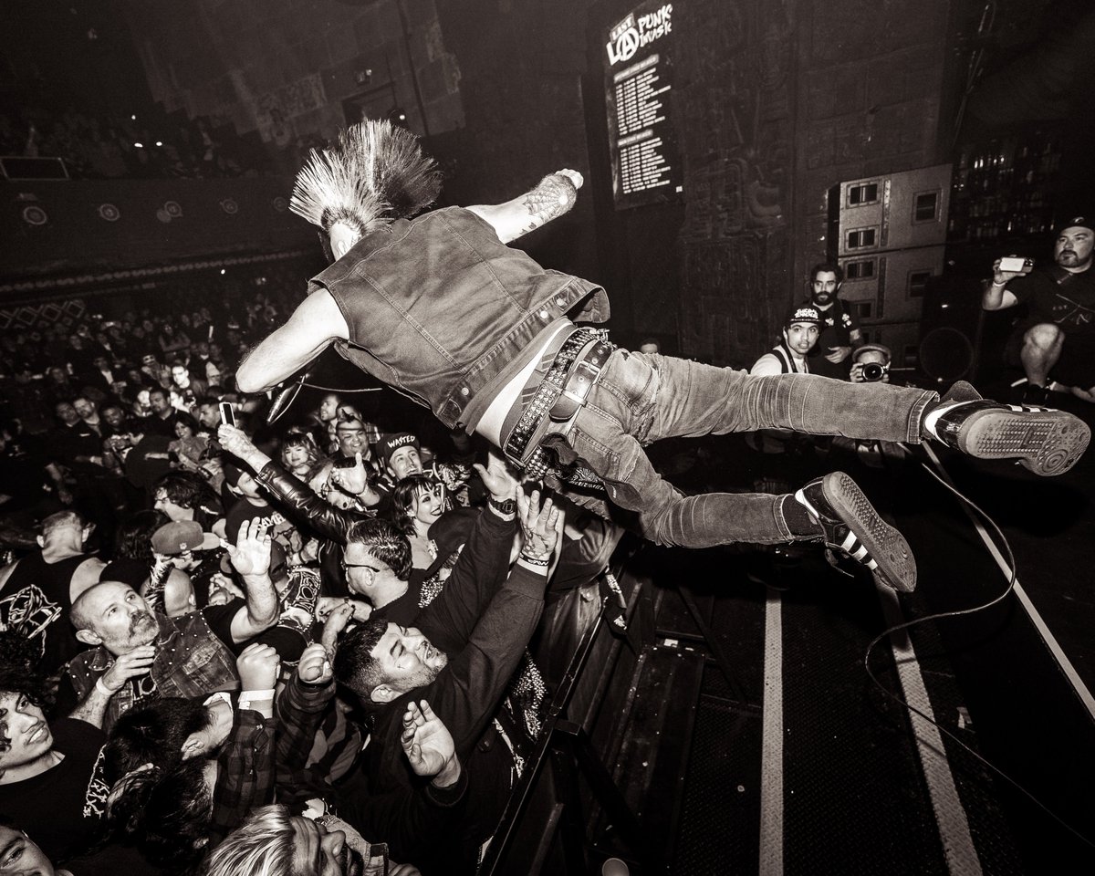 The_Casualties's tweet image. Flying into the new album release and tours!! Tons of shows comin up and lots of good stuff goin on, you don’t wanna miss out on the fun do ya? Which show are you comin to? Comment your city below 🫡

*NEW ALBUM ‘DETONATE’ 3/27*
#thecasualties #detonate 
📸: @Altmann_Joe